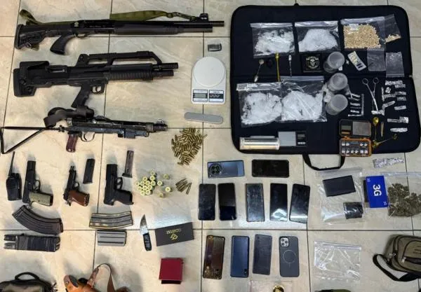 القبض على 6 من مستقبلي بالونات المخدرات في الرويشد