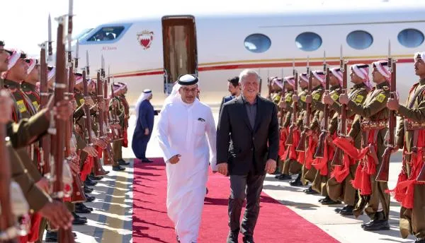 الملك يلتقي ولي عهد البحرين في العقبة