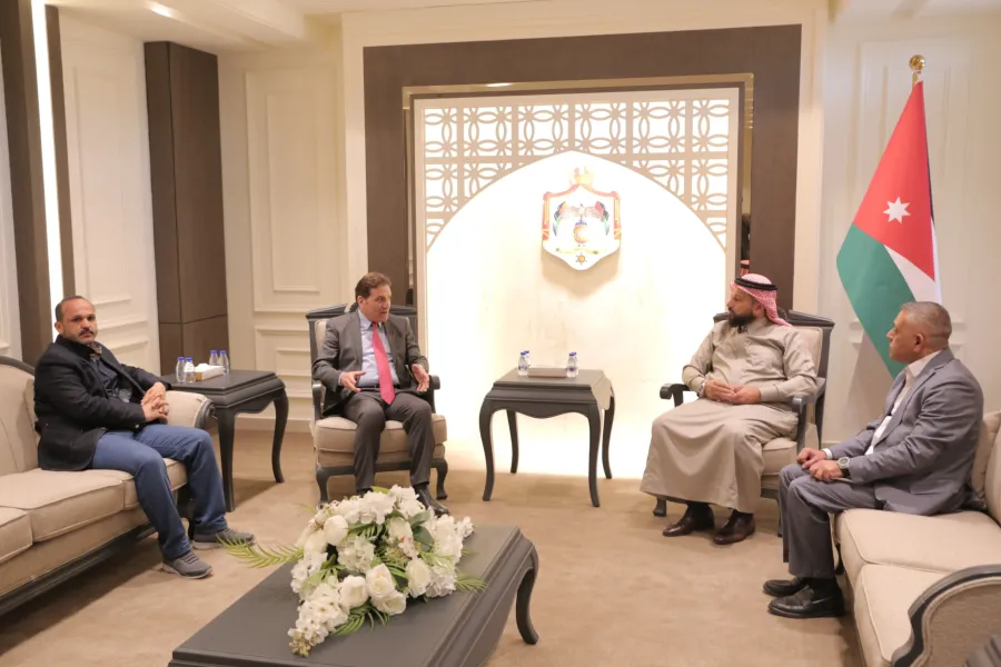 القرالة يبحث مع المستشار الثقافي العراقي تعزيز التعاون التعليمي وزيادة المنح