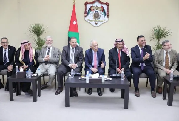 بتوجيهات ملكية .. العيسوي يلتقي 350 شخصية من الزرقاء