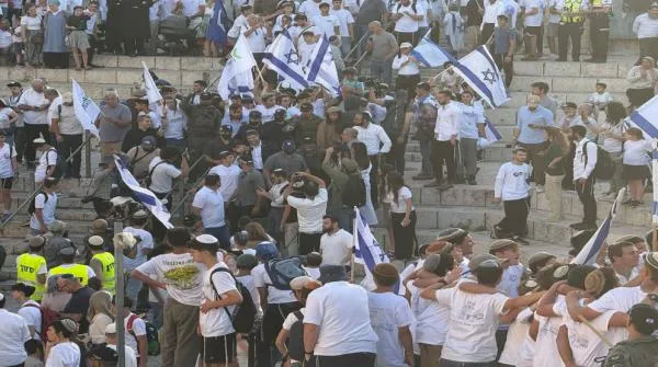 بن غفير وسموتريتش يقتحمان باب العمود