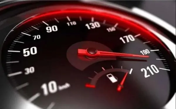 ضبط مركبة تسير بسرعة 219 كم/ساعة