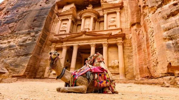 إغلاق 32 فندقًا وتسريح 1000 عامل في البترا