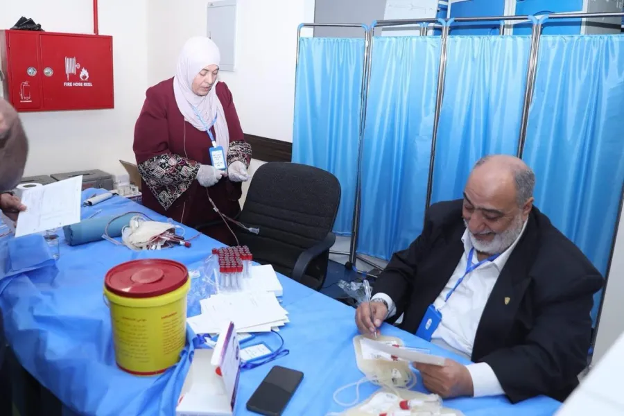  تحت رعاية شركة "نافذ" .. مستشفى محمد بن زايد والشرطة المجتمعية في العقبة ينظمان حملة تبرع بالدم (صور)
