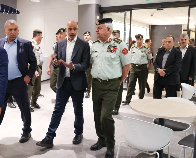 بالصور.. اللواء الركن الحنيطي يزور منصة زين للإبداع ومركز زين الإقليمي للبيانات