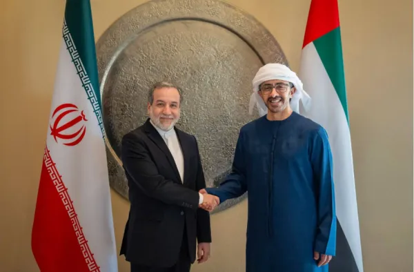 وزير الخارجية الإماراتي لنظيره الإيراني: أهمية الالتزام الكامل ببنود الاتفاق