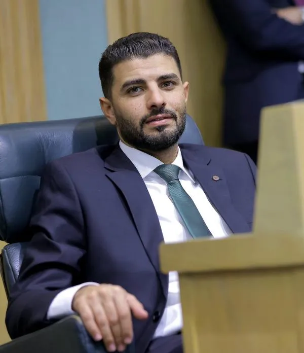 الطهراوي يطالب بوقف حجز الشهادات الجامعية: تحصيل الديون عبر القضاء لا بحرمان الخريجين
