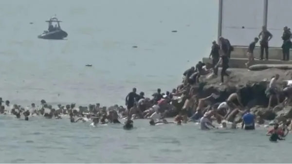 وفاة 18 مهاجرًا من أصل 49 ألفًا عبروا إلى إسبانيا خلال الساعات الاخيرة