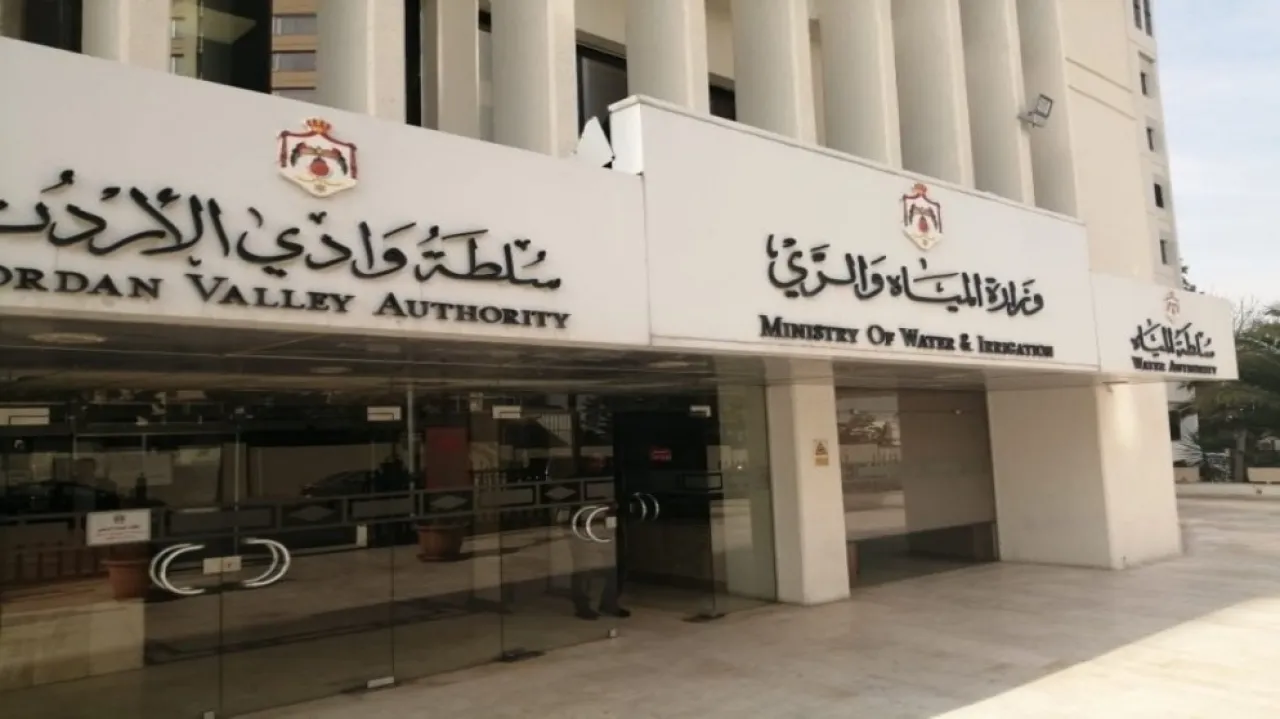 حملة أمنية في الزرقاء تضبط تمديدات مياه غير مشروعة وتفصل خطًا يغذي 15 منزلًا