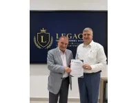توقيع عقد استشاري في الإعلام والعلاقات العامة بين مدارس الإرث الدولية وعبدالحكيم حفار