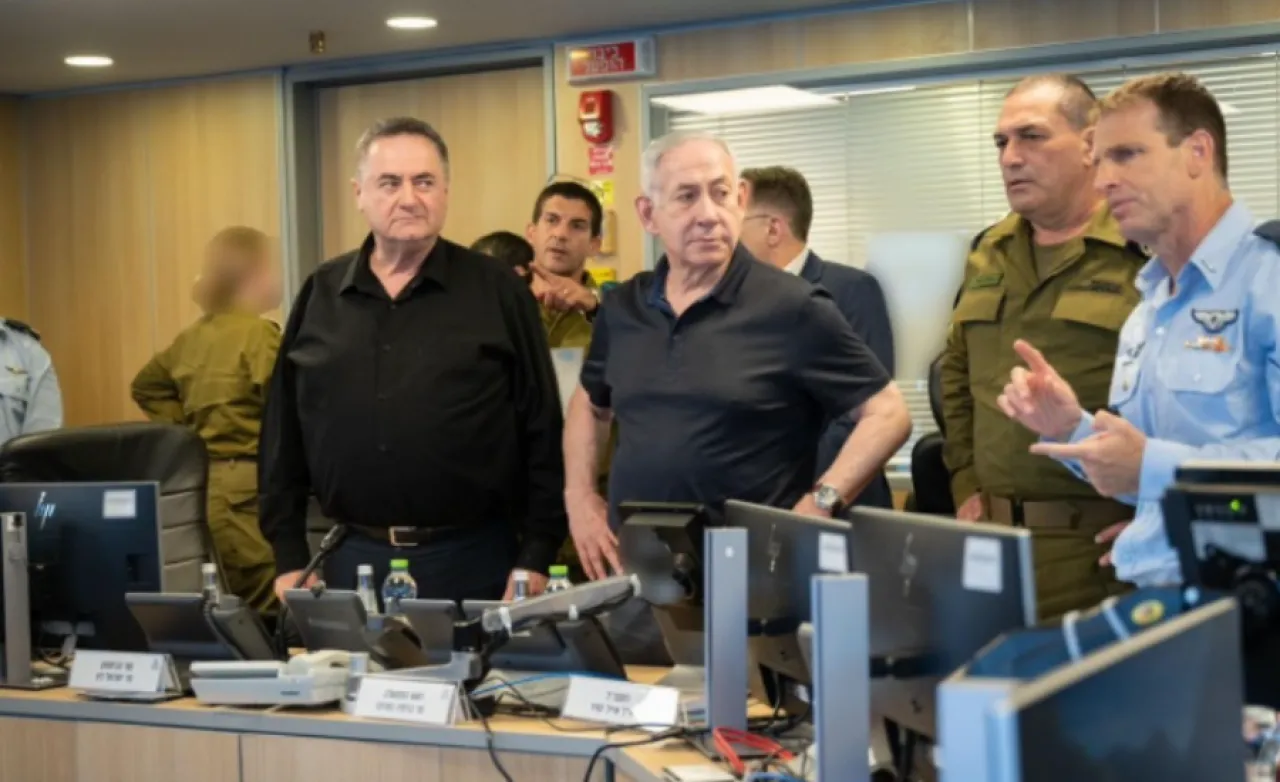 هكذا يدفع نتنياهو السلطة الفلسطينية للانهيار ويضم الضفة دون إعلان