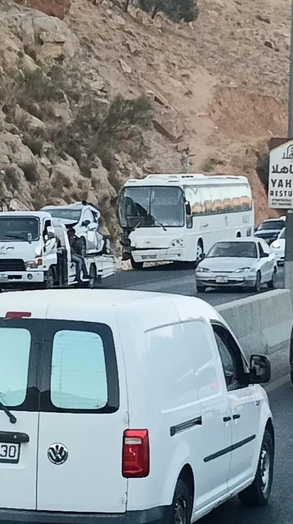 الأمن: 5 إصابات بحادث بين عدة مركبات على طريق إربد عمان