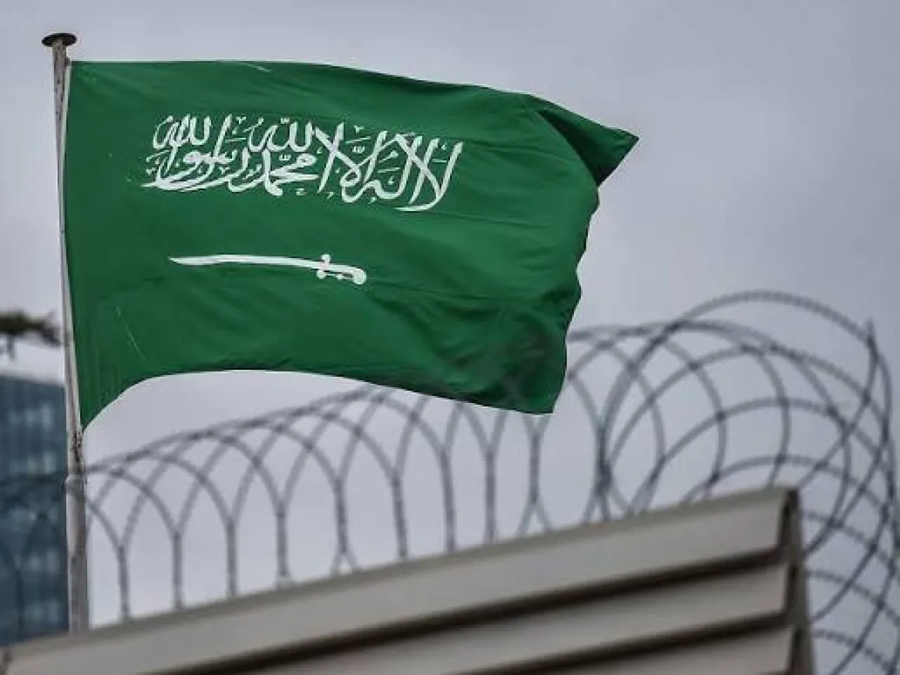 الحرب تتسع.. الحوثيون يعلنون استهداف وزارة الدفاع السعودية في قلب الرياض